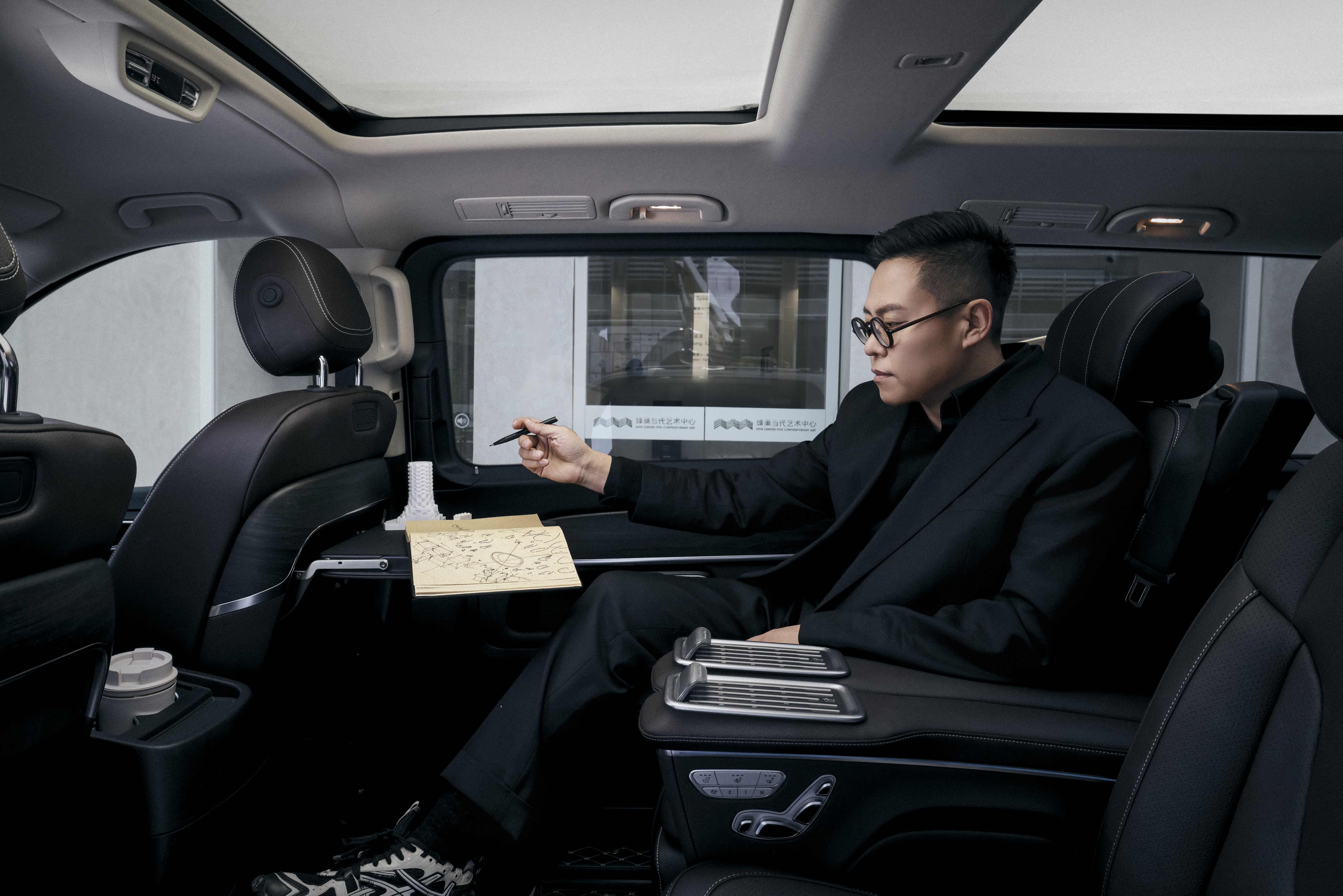 行于纷繁，归于静谧